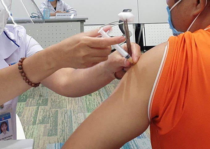 Hi hữu: Nhân viên sân bay Tân Sơn Nhất tiêm cùng lúc 2 mũi vắc-xin COVID-19