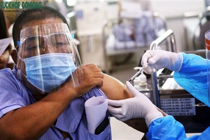 Gần 300 bệnh nhân chạy thận nhân tạo được tiêm vaccine phòng COVID-19 ở Hà Nội
