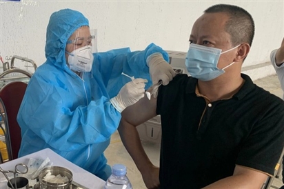 Gần 400 người Trung Quốc làm việc tại Ninh Bình được tiêm vắc xin Vero Cell