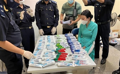 CLIP: Cận cảnh soi chiếu phát hiện hơn 11 kg ma túy do 4 tiếp viên Vietnam Airlines vận chuyển