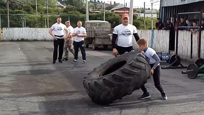 Cậu bé khỏe nhất nước Nga nâng tạ 100kg