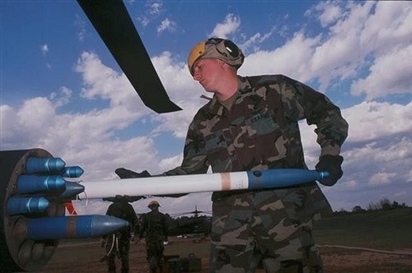 Mỹ cung cấp tên lửa tầm ngắn phóng từ trên không cho Ukraine