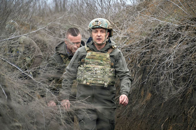 Giữa căng thẳng ở biên giới với Nga, Tổng thống Ukraine ra tiền tuyến thăm binh sĩ