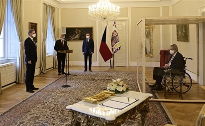 Tổng thống Czech phải ngồi trong... lồng kính để bổ nhiệm tân thủ tướng