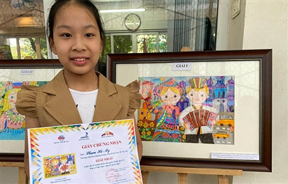 Trao 16 giải thưởng cho học sinh vẽ tranh về tình đoàn kết Việt - Nga