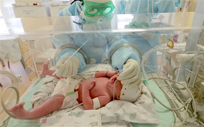 Trẻ sơ sinh mắc Covid-19 ở Nga được điều trị như thế nào?