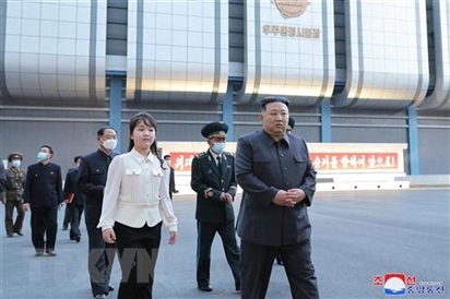 Nhà lãnh đạo Triều Tiên thị sát cơ sở phóng vệ tinh do thám
