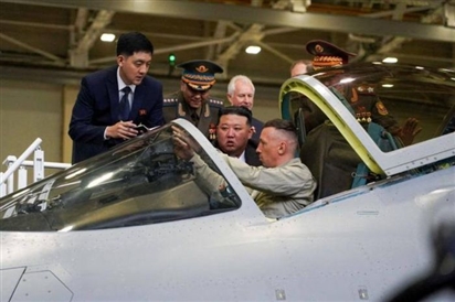 Hình ảnh ông Kim Jong-un thăm nhà máy sản xuất máy bay Nga