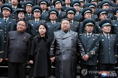 Chủ tịch Triều Tiên Kim Jong Un dẫn con gái đi chúc mừng các nhà khoa học sau vụ phóng vệ tinh do thám