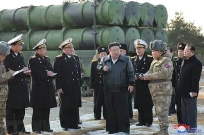 Nhà lãnh đạo Triều Tiên Kim Jong Un chỉ đạo tập trận pháo binh ở tiền tuyến