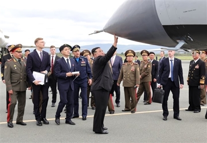 Chủ tịch Kim Jong-un tham quan máy bay ném bom, tên lửa siêu thanh Nga
