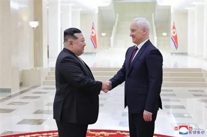 Giữa lúc phương Tây nóng như lửa đốt vì hợp tác quân sự Moscow-Bình Nhưỡng, Chủ tịch Triều Tiên gặp Bộ trưởng Quốc phòng Nga