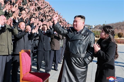 Con gái ông Kim Jong Un tươi cười bên cha trong chuyến thị sát