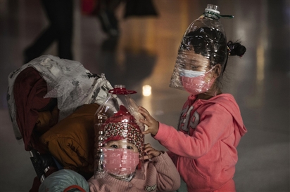 'Muôn hình vạn trạng' lá chắn cản virus Corona của du khách Trung Quốc