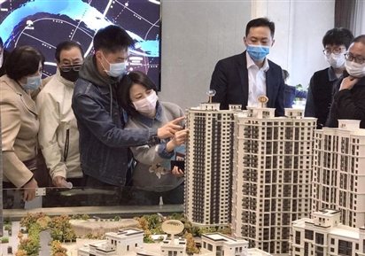 Các gia đình Trung Quốc nợ ngập đầu vì mua nhà, đầu tư chứng khoán