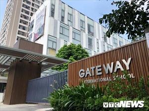 Bé trai 6 tuổi chết trong xe ô tô: Vì sao hiệu trưởng trường Gateway vô can?