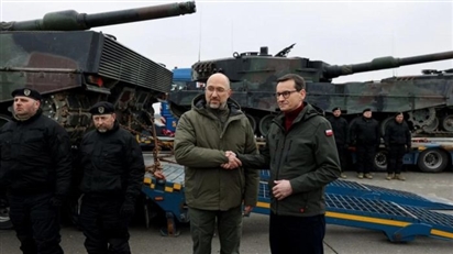 Quốc gia EU đầu tiên bàn giao xe tăng chiến đấu Leopard 2 cho Ukraine