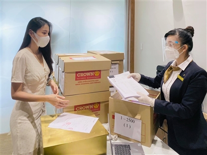 Cận cảnh chồng thùng giấy chứa 18.000 tờ sao kê 177 tỷ kêu gọi cứu trợ miền Trung của vợ chồng Thuỷ Tiên - Công Vinh!