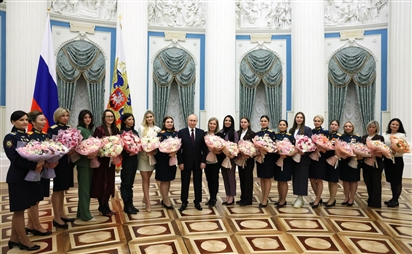 Tổng thống Putin tặng hoa chúc mừng những người phụ nữ đang phục vụ Tổ quốc