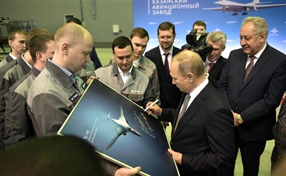 Tổng thống Nga Putin ngồi thử buồng lái máy bay ném bom chiến lược Tu-160M