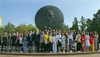 Sinh viên Việt Nam tại Nga dâng hoa tại tượng đài Chủ tịch Hồ Chí Minh