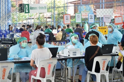 Hệ thống y tế Thái Lan quá tải vì bệnh nhân COVID-19