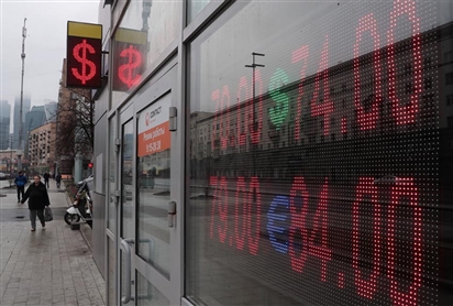 Nga: Dự báo đồng đô la có thể lên gần 100 rúp/USD
