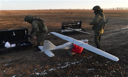 Cận cảnh UAV Nga kết hợp pháo binh oanh tạc mục tiêu ở Ukraine