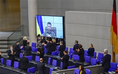 Sau khi Tổng thống Ukraine phát biểu, Quốc hội Đức chỉ vỗ tay rồi không làm gì hết