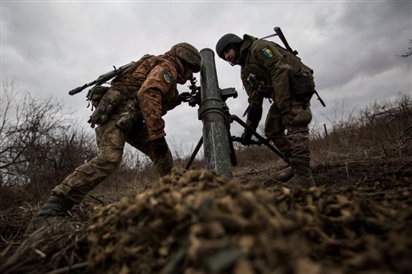 Tướng Ukraine thừa nhận 'gặp khó' tại miền đông, Nga bắn hạ tên lửa ở vùng biên