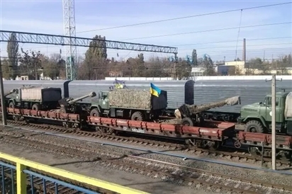 Quân đội Ukraine 'kéo' hàng dài xe bọc thép đến Zaporozhye