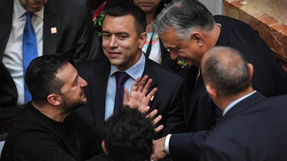 Ông Zelensky có hành động bất ngờ với Thủ tướng Hungary