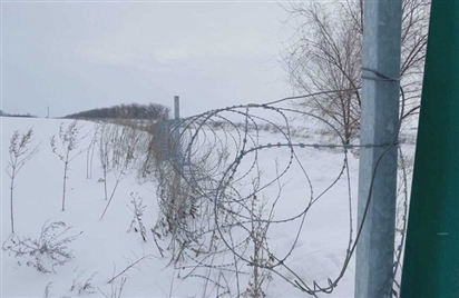 Hàng rào thép gai dài cả 100 km được dựng ở Đông Ukraine