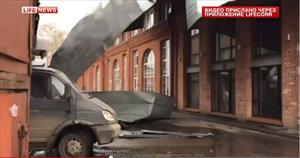 Moskva: Gió giật mạnh thổi bay mái nhà