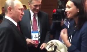 Tổng thống Putin nhận chiếc khăn gió ấm của một phụ nữ Peru