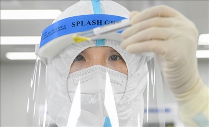 Trung Quốc và Nga thử nghiệm lâm sàng vaccine chống virus SARS-CoV-2