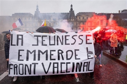 Hơn 100.000 người Pháp xuống đường biểu tình chống 'thẻ vaccine'