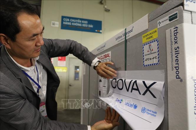 Cận cảnh lô vaccine đầu tiên từ COVAX về Việt Nam