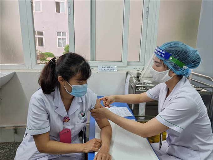 Hơn 55.000 người Việt Nam tiêm vaccine COVID-19 AstraZeneca an toàn