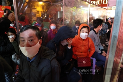 Video: Người dân xếp hàng giữa trời mưa lạnh mua vàng ngày vía Thần Tài