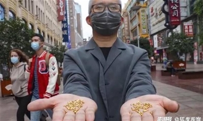 Dân mạng Trung Quốc tức giận khi nghệ sĩ ném vàng xuống sông, vào thùng rác
