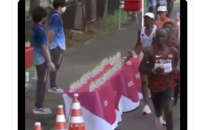 Vận động viên Olympic hất đổ nước khi chạy marathon gây phẫn nộ