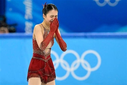 VĐV trượt băng nghệ thuật bật khóc khi bị người hâm mộ Trung Quốc 'ném đá'