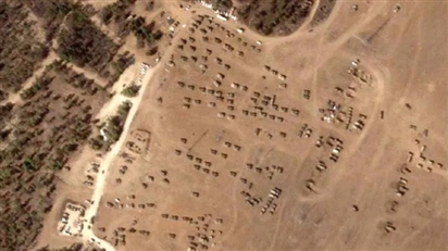 Ảnh vệ tinh cho thấy 400 phương tiện tập trung ở biên giới Israel với Dải Gaza