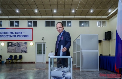 Công dân Liên Bang Nga tại Hà Nội đi bỏ phiếu bầu Tổng thống nhiệm kỳ mới