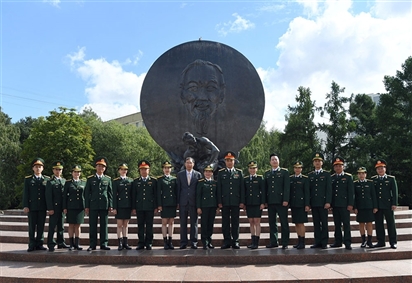 Đoàn Quân đội nhân dân Việt Nam dâng hoa tại Tượng đài Chủ tịch Hồ Chí Minh ở Moscow