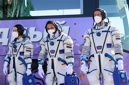 Đoàn làm phim trên Trạm Vũ trụ quốc tế của Nga trở về Trái Đất