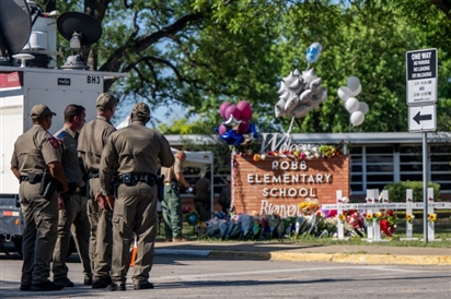 Mỹ: Lý do cảnh sát không ngăn chặn kẻ xả súng khiến 21 người chết ở trường học Texas 
