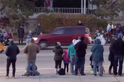 Mỹ: Xe ô tô lao vào đoàn diễu hành Giáng sinh, hơn 20 người thương vong