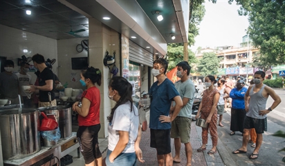 Nóng: Từ 12h ngày 16/9, một số quận, huyện ở Hà Nội được bán hàng ăn, uống mang về